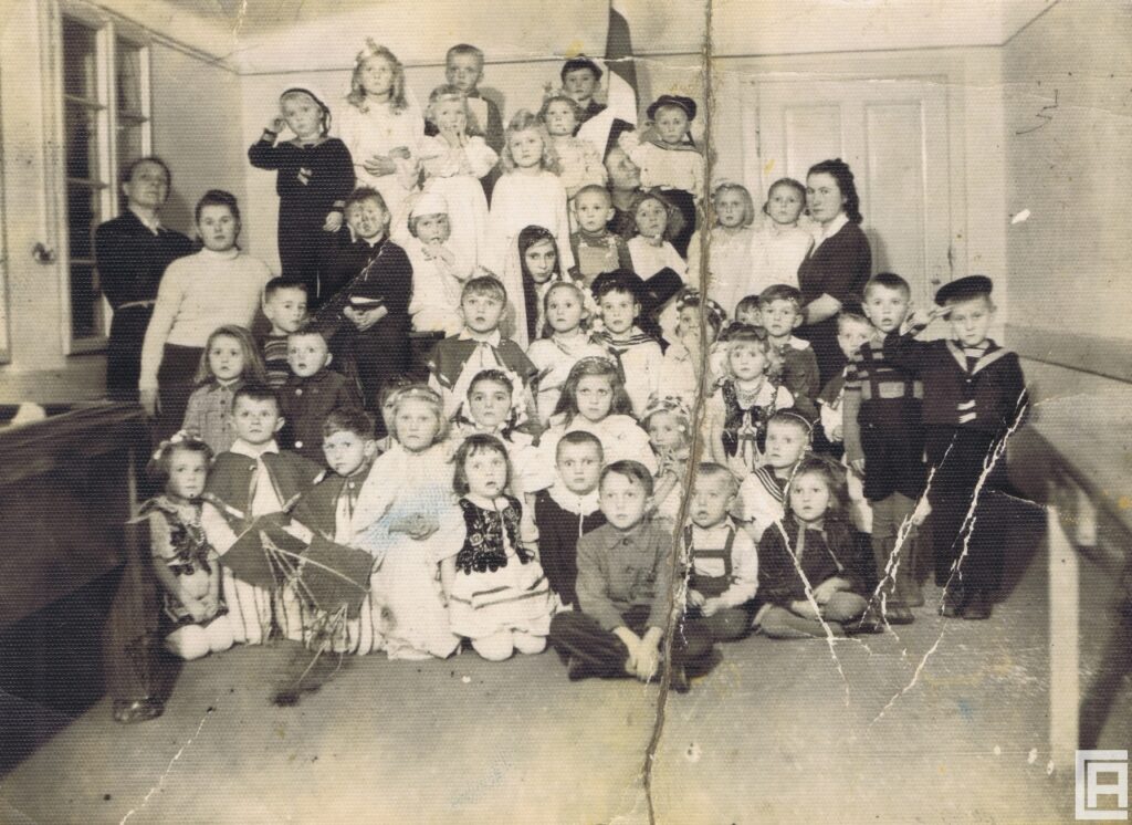 Grupa dzieci z ochronki w Chrzanowie. Rok 1945.