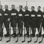 Fotografia z 1936 roku. W rzędzie stoją: trener i 9 zawodników hokeja.