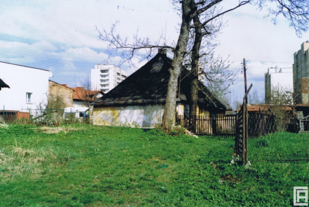 Kolorowa fotografia starego domu, wykonana w Chrzanowie w 2004 roku