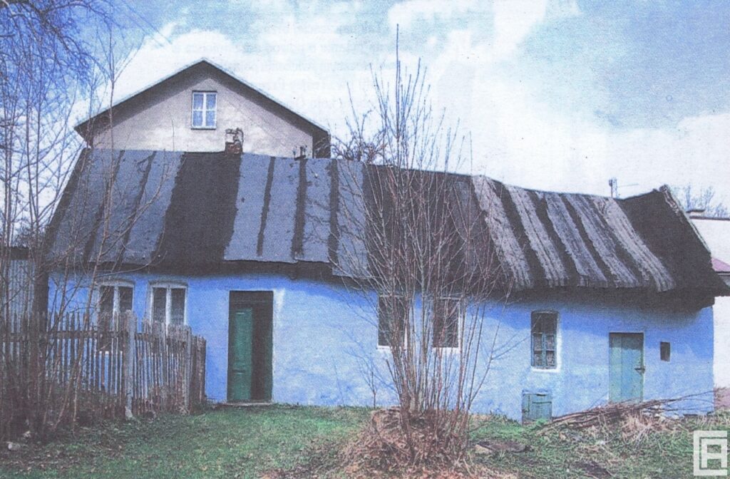 Fotografia kolorowa starego, niezamieszkanego domu.