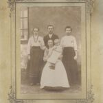 Stare zdjęcie rodzinne: trzy kobiety, mężczyzna i dziecko.