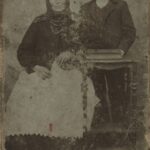 Pozowane zdjęcie starszej kobiety i nastolatka.