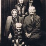 Zdjęcie rodziny wielopokoleniowej w studio fotograficznym, przedstawia 5 osób.