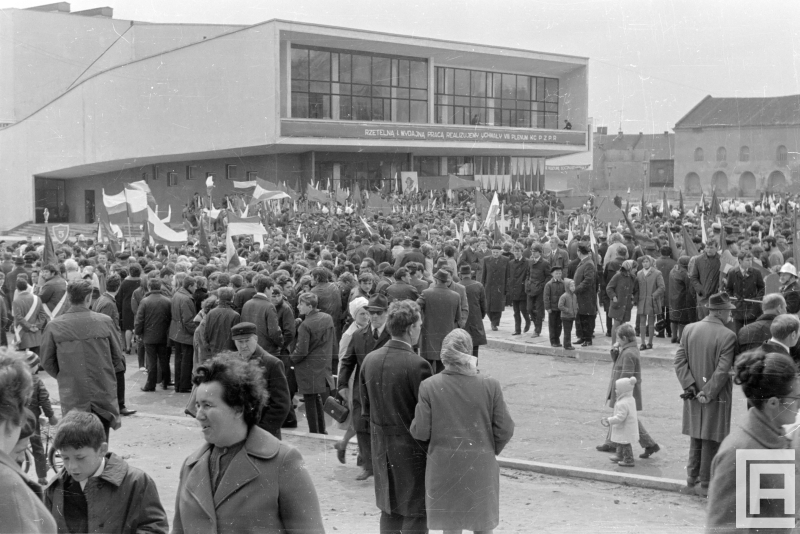 Tłum ludzi przed Domem Kultury. Z prawej widoczna ściana boczna synagogi.