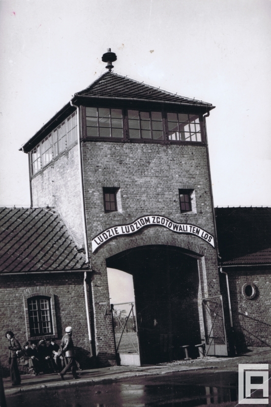 Brama w wieży wartowniczej w Auschwitz II-Birkenau.