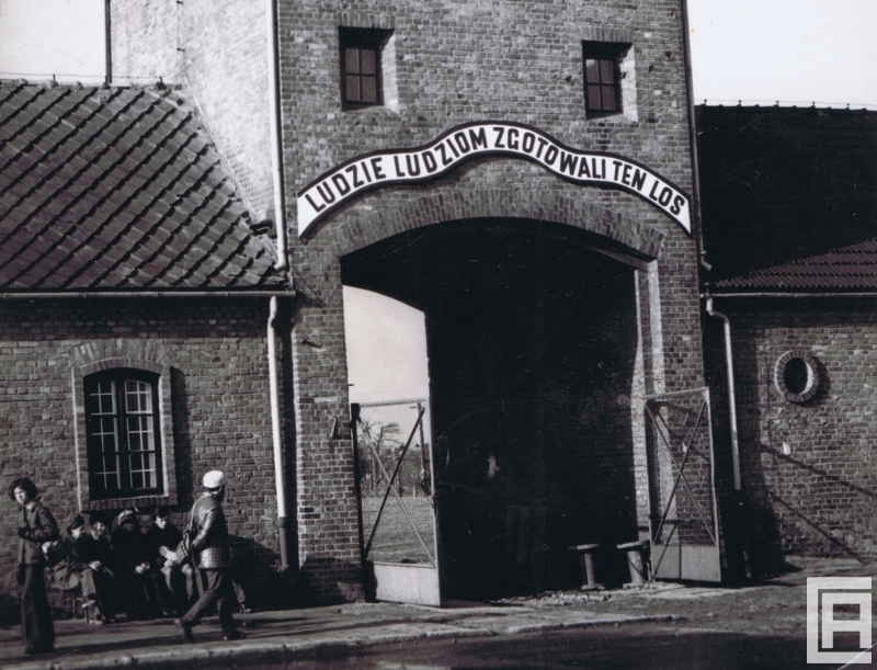 Brama w wieży wartowniczej w Auschwitz II-Birkenau.