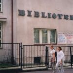 Fotografia przedstawia ścianę boczną budynku biblioteki.