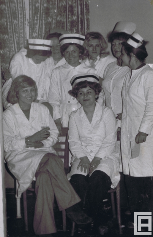 Fotografia przedstawia osiem kobiet: lekarza i pielęgniarki.