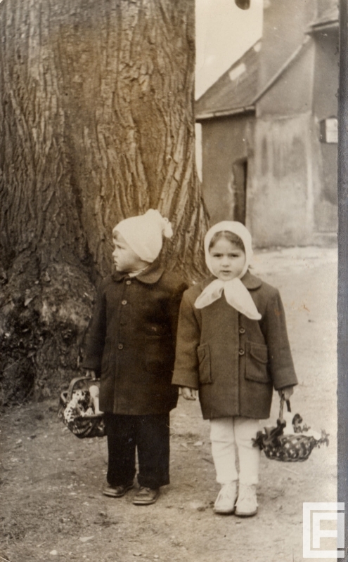 Fotografia przedstawia dwoje dzieci z koszyczkami wielkanocnymi.