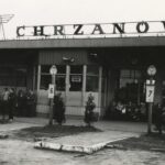 Fotografia przedstawia budynek dworca autobusowego z napisem „Chrzanów”, przed którym stoją ludzie. Widoczne stoiska nr 6 i nr 7 z logo „PKS”