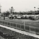 Fotografia przedstawia plac postojowy dworca autobusowego, na którym znajduje się kilkanaście autobusów.
