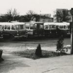 Fotografia przedstawia plac postojowy dworca autobusowego, na którym widać sześć autobusów.