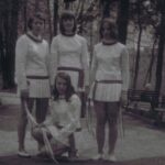 Fotografia przedstawia cztery dziewczyny w strojach reprezentacyjnych, ze wstążkami w kolorach narodowych.
