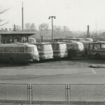 Fotografia przedstawia autobusy stojące na placu przed budynkiem z napisem "Chrzanów".