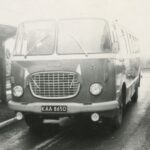 Fotografia przedstawia autobus o rejestracji KAA 865D.