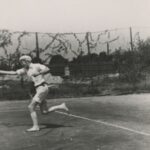 Fotografia przedstawia mężczyznę grającego w tenisa. Rakieta poza kadrem.