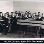 Fotografia przedstawia dwa rzędy ławek szkolnych z uczniami.