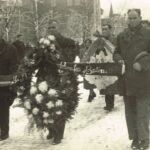 Fotografia przedstawia orszak pogrzebowy, widoczne liczne wieńce z szarfami. Na pierwszym planie napis: „Kochanemu księdzu parafia Balin”.