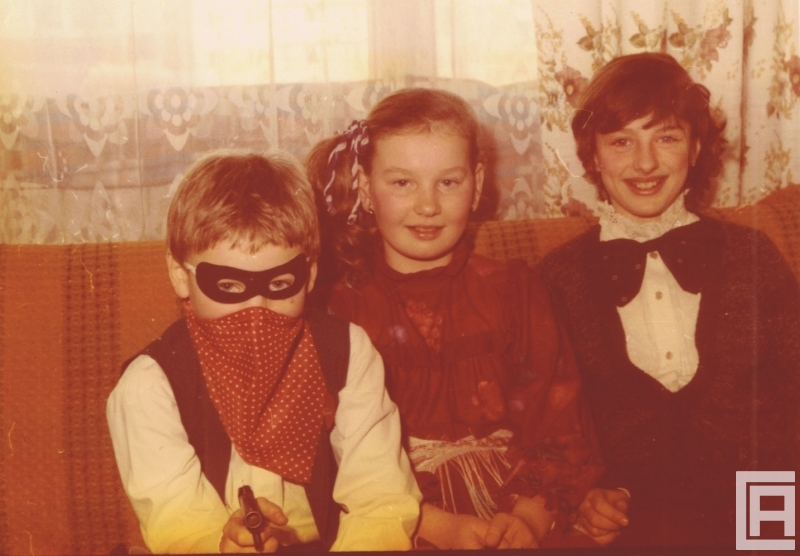 Fotografia przedstawia trójkę dzieci w przebraniach sylwestrowych.