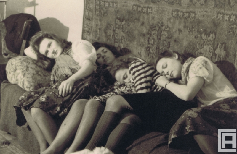 Fotografia przedstawia cztery młode kobiety leżące na kanapie.