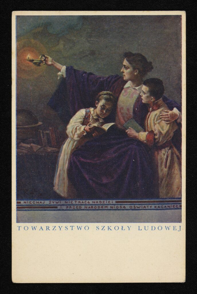 Fotografia przedstawia pocztówkę, na której kobieta obejmująca dwoje czytających dzieci unosi do góry zapaloną lampę oliwną.