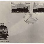 Fotografia przedstawia kopertę z dwoma znaczkami upamiętniającymi Pierwszą Fabrykę Lokomotyw w Polsce Fablok w Chrzanowie.